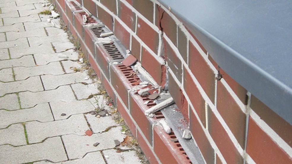 Diese Mauer eines Discounters in Leer hat ein Unbekannter gerammt und erheblich beschädigt.  © Foto: Polizei