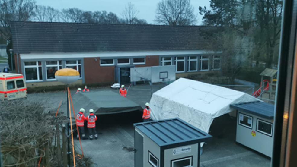 Vor dem Impfzentrum in Hesel stehen jetzt insgesamt drei Zelte, in denen sich Wartende geschützt vor Wind und Regen aufhalten können.  © Foto: Landkreis Leer