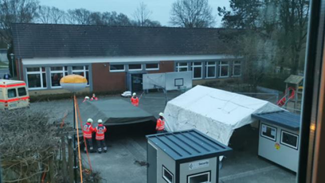 Zelte als Wetterschutz vor dem Impfzentrum