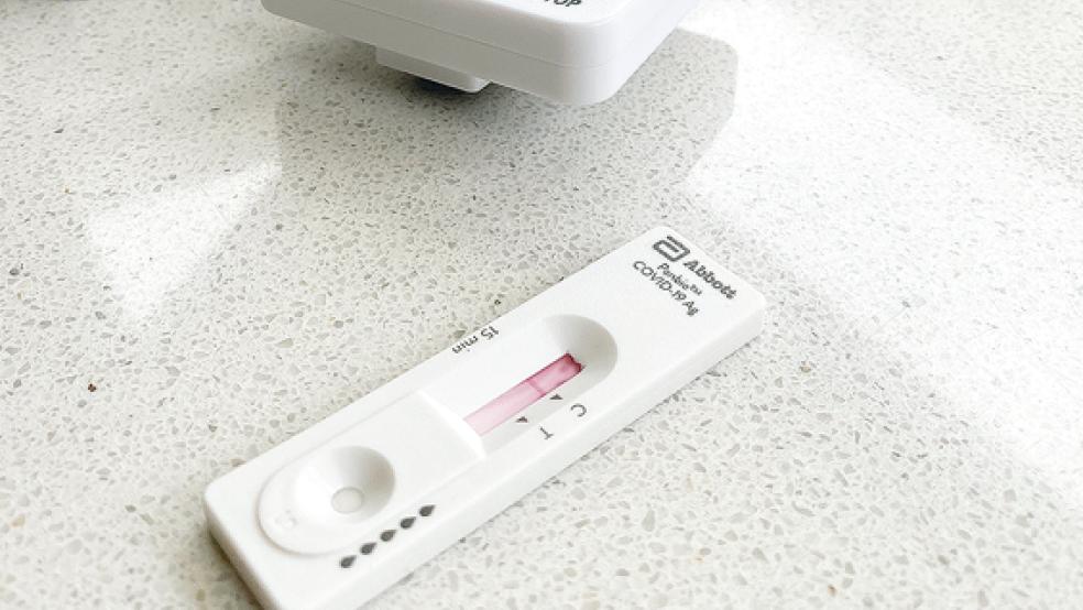 Das Teststäbchen wird in einer speziellen Lösung ausgestrichen und davon werden drei Tropfen auf eine Testkassette geträufelt (Foto). Nach 15 Minuten wird das Ergebnis angezeigt. .  © Foto: Hanken