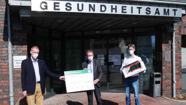 »Emden kickt Corona« überreicht Präsente an Gesundheitsamt