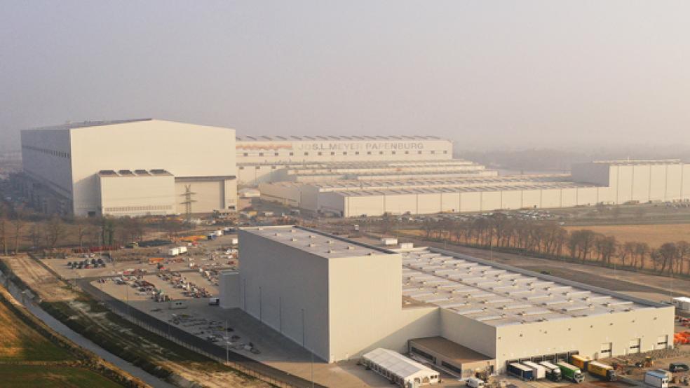 30 Meter hoch und mit 25.000 Ladeeinheiten ausgestattet: Das neue Logistikzentrum der Meyer Werft (vorne im Bild).  © Foto: Meyer Werft