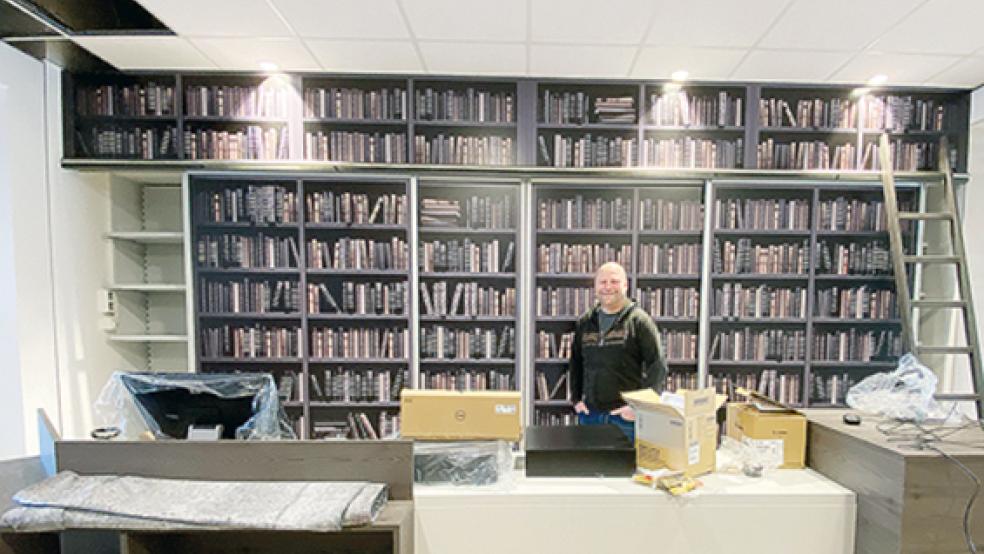 Edle Optik: Ein Ladenbauer aus Bad Oeynhausen erarbeitete das Design einer imposanten Bücherwand für Lars Klinkenborg zu.  © Foto: Hanken