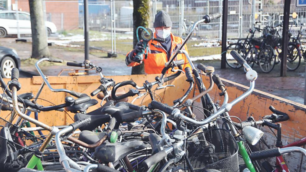Am Leeraner Bahnhof wurden »Schrott-Räder« abtransportiert.  © Foto: Wolters