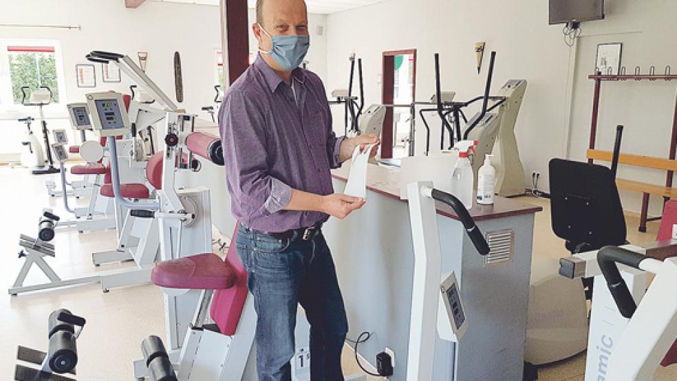Bert Nieweg in seinem Fitnessstudio in Bunde. Seit rund einem halben Jahr können Kunden dort Corona-bedingt nicht trainiert werden. Der Physiotherapeut hat deshalb die Abbuchung der Beiträge unterbrochen.  © Archivfoto: Born