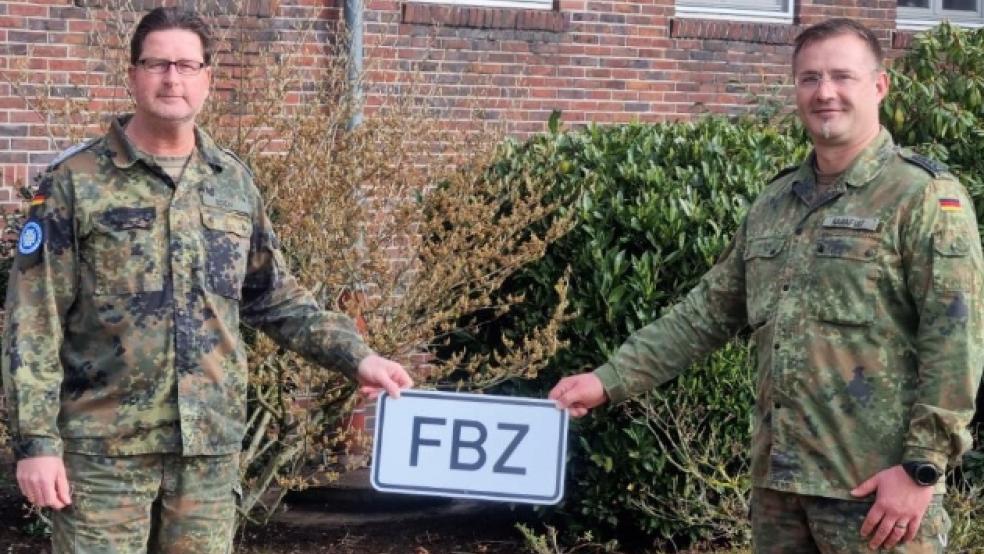 Oberstabsfeldwebel Wolfgang Karafiat (rechts) leitet das neue Familienbetreuungszentrum, Sönke Eden aus Bingum (links) ist sein Stellvertreter. © Foto: Bundeswehr