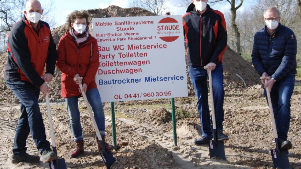 Den symbolischen ersten Spatenstich für den Hallenneubau vollzogen heute Detlef, Beate und Nico Staude (von links) zusammen mit Bauunternehmer Günter Swart. © Foto: Hoegen