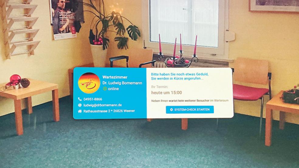 Patienten sitzen zuhause und warten im virtuellen Wartezimmer auf die digitale Sprechstunde mit Dr. Bornemann.  © Fotos: Boelmann