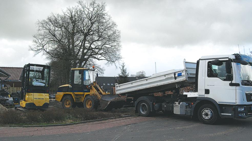 Auch hier wird auf einem Privatgrundstück gearbeitet, die Restarbeiten für die Erschließung des Baugebietes »Wohnen am Hessepark« werden laut Stadtverwaltung aber erst im Laufe dieses Jahres erfolgen.  © Foto: Hoegen