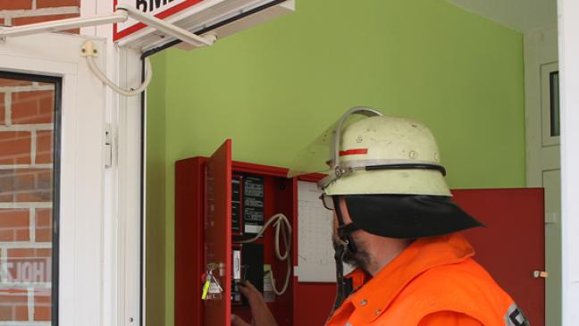 Brennende Kerze im Aschenbecher vergessen