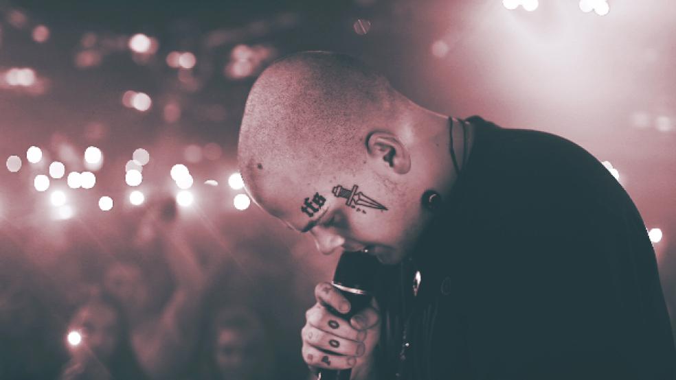 Der Emder Rapper Manuel Marc Jungclaussen alias »Sierra Kidd« führt derzeit die Spitze der deutschen Album-Charts an. © Foto: Anna V. Peak