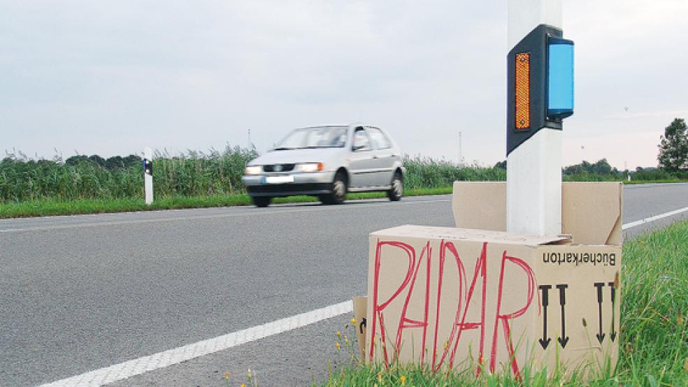 Die Leeraner Kreisbehörde führt regelmäßig Geschwindigkeitskontrollen durch - auch im Rheiderland.  © Archivfoto: Boelmann