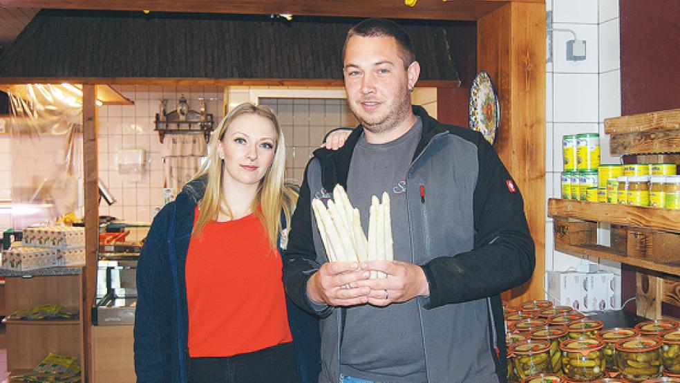 Im eigenen Hofladen an der Dieler Straße verkauft Daniel Santen, hier mit seiner Verlobten Sabrina Schmidt, den selbst geernteten Spargel. Den Hofladen gibt es schon seit 20 Jahren, der Spargelhof feiert 25-jähriges Bestehen.  © Fotos: Hoegen