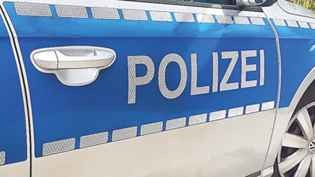 Polizisten durchsuchen Arztpraxis