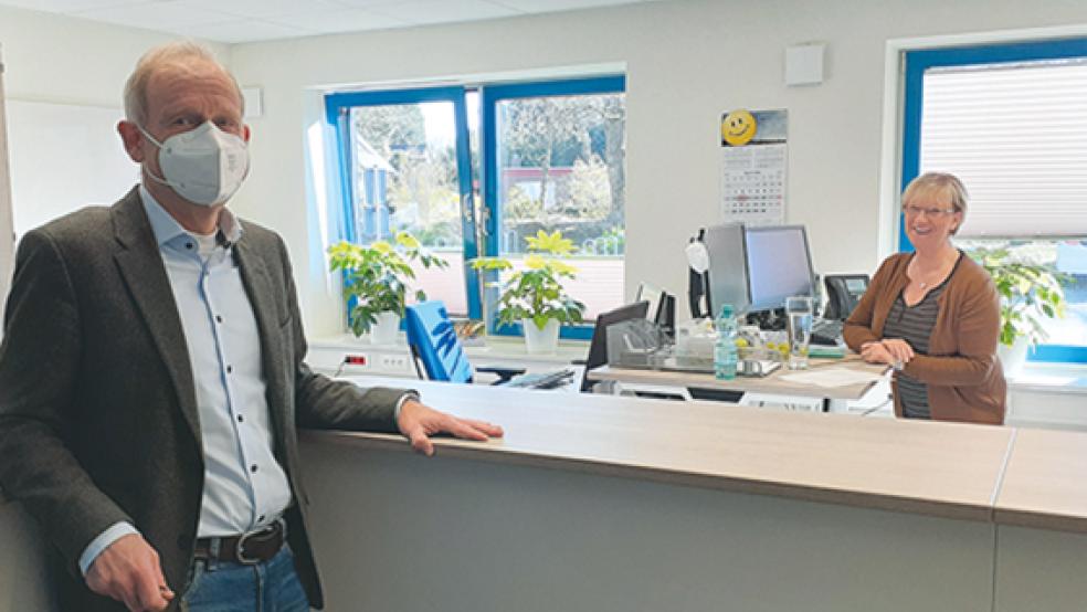 Jörg Kromminga und KSB-Mitarbeiterin Gerda Mansholt im frisch renovierten und vergrößerten Büro der Sachbearbeiterinnen. Beim Umbau wurden aus zwei kleineren Räumen ein großes Büro geschaffen. Die ursprüngliche Wand verlief auf Höhe des Kalenders im Hintergrund.  © Foto: Berents