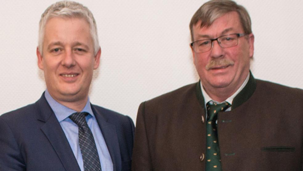 Kreisjägermeister Jan-Wilhelm Hilbrands, hier zusammen mit Landrat Matthias Groote, ist von der Wirksamkeit von Wildreflektoren bei der Unfallverhütung nicht ganz überhzeugt.  © Archivfoto: Landkreis Leer