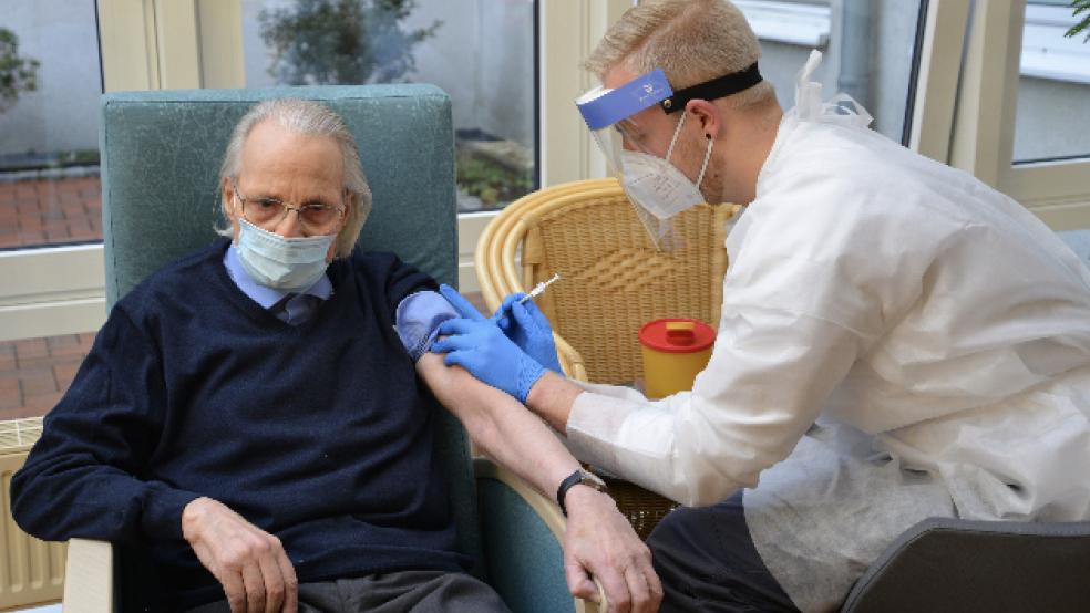 Mit der Impfung von Bernd Brand im Reilstift in Westrhauderfehn am 5. Januar durch Malte Sluiter vom Roten Kreuz starteten am 5. Januar die Schutzimpfungen gegen das Corona-Virus im Landkreis Leer. Seither wurden kreisweit insgesamt 33.160 Impfdosen verabreicht. © Foto: Landkreis Leer