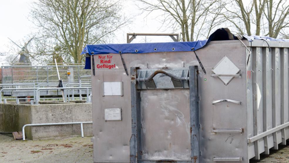 In diesem Container werden die Kadaver der toten Vögel in Ditzum gesammelt.  © Foto: mHanken