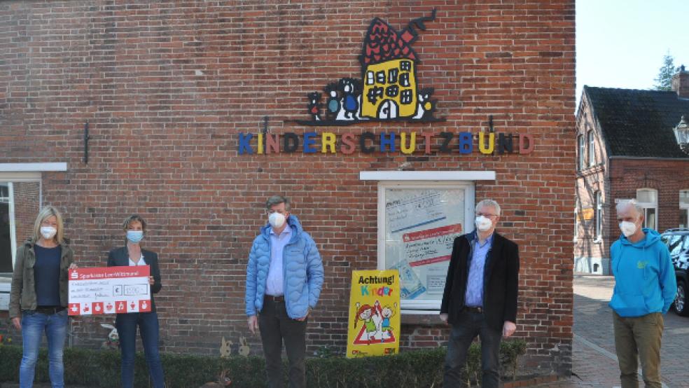 Das Foto zeigt die Übergabe vor dem Kinderschutzhaus in Leer mit (von links) Mechthild Tammena (Vorstand) und Tanja Siemermann (Leiterin des Kinderschutzhauses), Matthias Brahms (»multi« Süd), Richard Heeren (Vorsitzender des Kinderschutzbundes Leer) und Lauforganisator Edzard Wirtjes. © Foto: Wolters