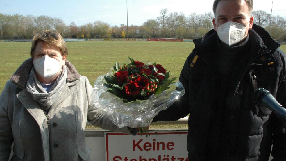 Glückwunsch mit Nase-Mund-Maske und mit Blumen: Hanne Modder, Vorsitzende des SPD-Gemeindeverbands Bunde, gratulierte Uwe Sap zu seiner Nominierung als Kandidat für die Bürgermeisterwahl. © Foto: Szyska