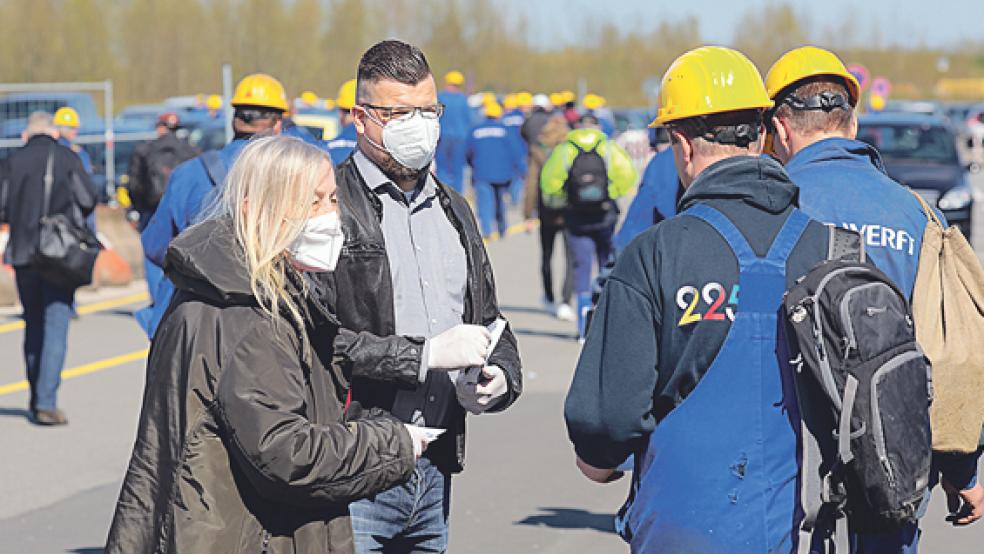 Vor Tor 1 der Meyer Werft: Ursula Stevens-Kimpel, Kreistagsabgeordnete der Partei die Linke und Bundestagskandidat Stephan Marquardt.  © Foto: Michael Wallmüller