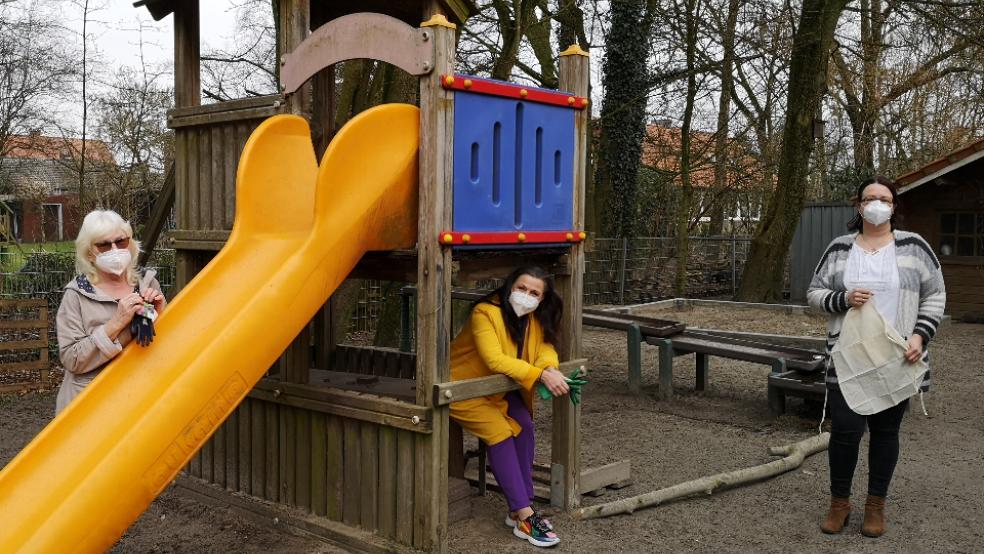 Edeltraut Lesser-Harders (links) und Projektinitiatorin Melanie Jelten (rechts) gaben Gitta Connemann Einblicke in das Projekt zum Ernährungswissen.  © Foto: Büro Connemann