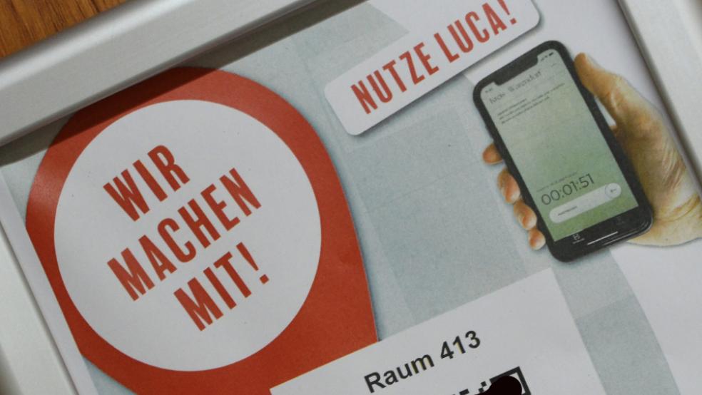 Hinweisschilder mit QR-Codes weisen im Leeraner Rathaus auf die App-Möglichkeit hin.  © Stadt Leer