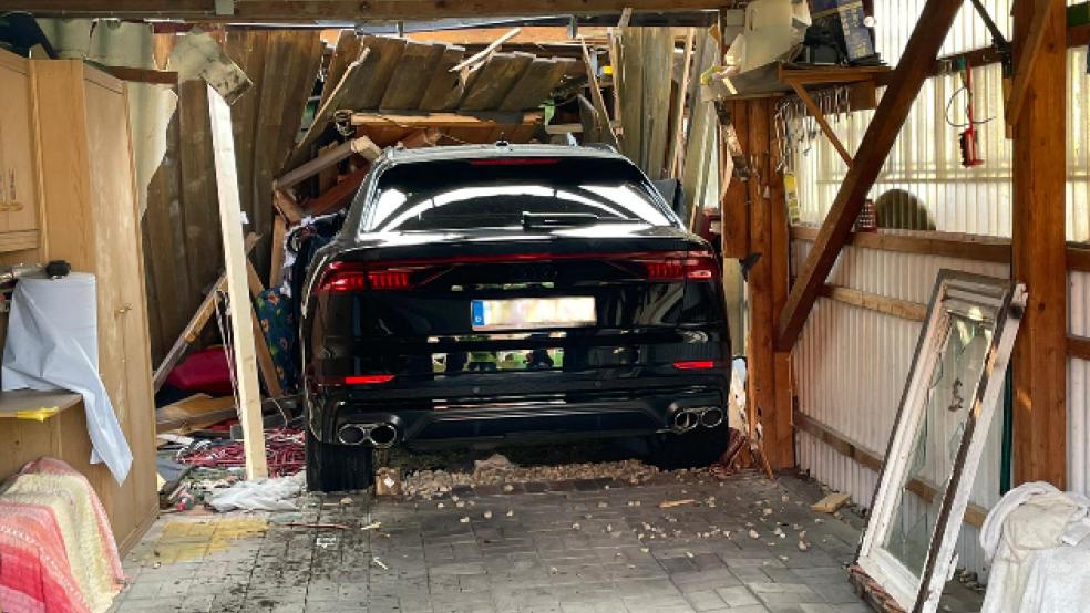 Der 72-Jährige krachte mit seinem Wagen gegen die Wand der Garage. © Feuerwehr Wittmund