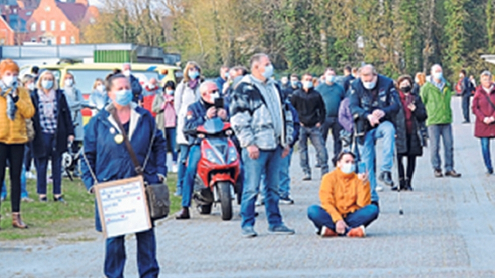 Gegen die geltenden Corona-Maßnahmen protestierten gestern Abend in Papenburg etwa 300 Menschen.  © Foto: Schade