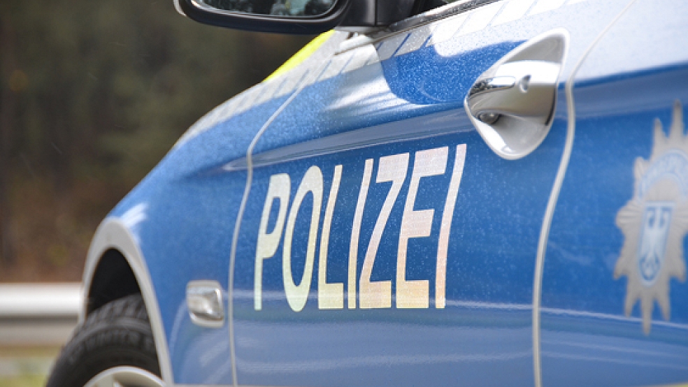 Die Polizei leitete zwei Strafverfahren gegen einen 25-Jährigen ein, der in Emden ein Auto demolierte und anschließend Polizisten beleidigt hat.  © Foto: Archiv