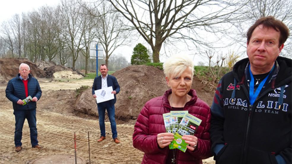 Von links: Helmut Bron (Aufsichtsratsvorsitzender WEW), Marco Smid (Geschäftsführer WEW), Petra Gronewold-Behrends und Matthias Behrends (Betriebsleiter des Campingplatzes) vor der zukünftigen Zufahrt des neuen Reisemobilhafens.  © Foto: privat