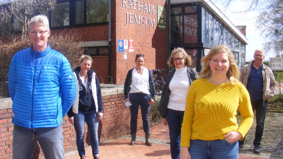 Mit diesem Vorstand geht »Jemgum 21« in den Wahlkampf (von links): Vorsitzender Meik Hochmann, Beisitzerin Carola Bergmans, Kassenführerin Maren Schüler, Beisitzerin Ingrid Bross, Vorsitzende Ella Rösing und Schriftführer Walter Eberlei. © Foto: Szyska