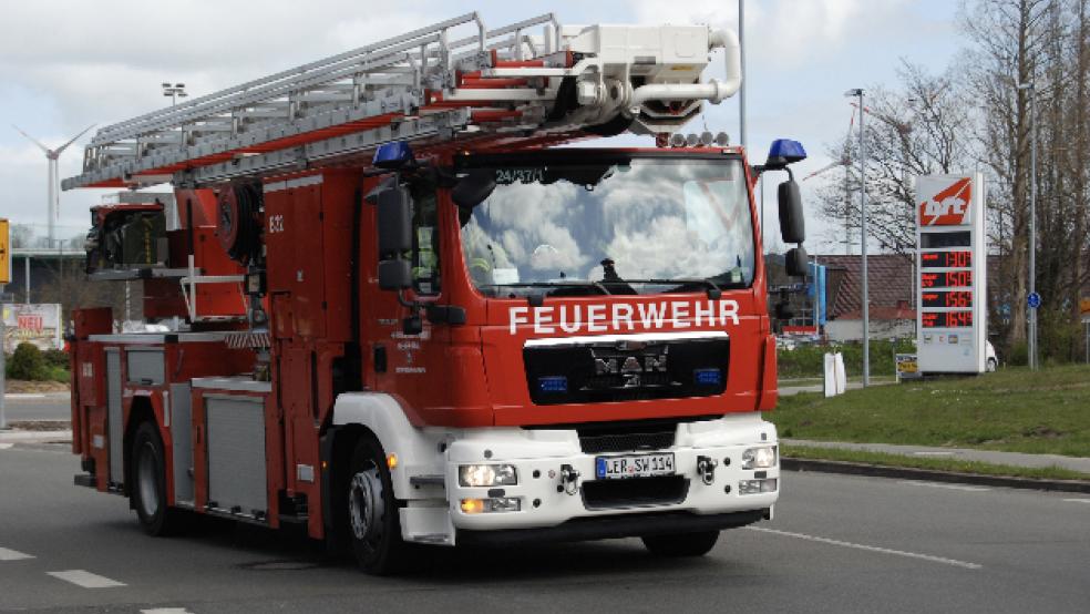 Die Feuerwehr Weener war mehreren Einsatzfahrzeugen und Einsatzkräften vor Ort. © Hoegen