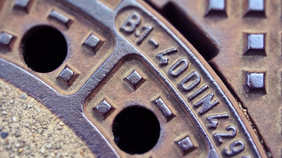 Ein Autofahrer ist über einen auf der Straße liegenden Gullideckel gefahren.  © pixabay