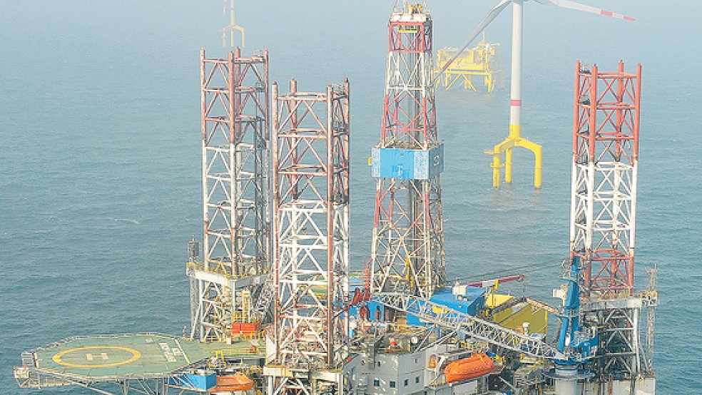 Diese Arbeitsplattform war vor rund zehn Jahren einhundert Kilometer nordwestlich der Insel Borkum in der Nordsee installiert worden. Jetzt geht es um den möglichen Bau einer Arbeitsplattform für die Erdgas-Förderung.  © Foto: dpa /Jaspersen