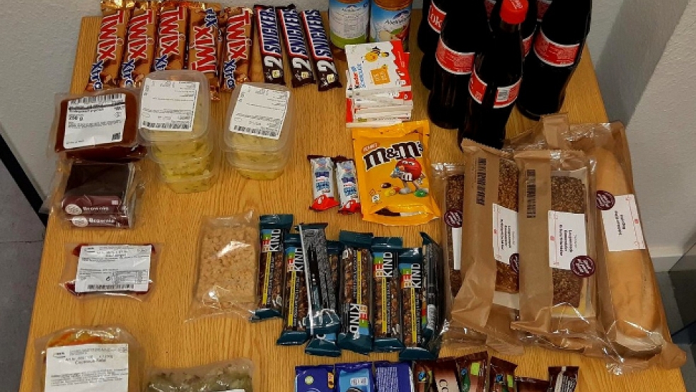 Ein 47-jähriger Mann ließ es sich in einem Intercity gut gehen und entwendete Lebensmittel, Süßigkeiten und Getränke.  © Bundespolizei