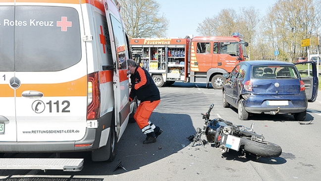 Motorradfahrerin nach Unfall in Lebensgefahr