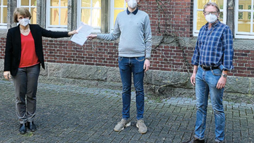 Die Schulleiterin des Ubbo-Emmius-Gymnasiums, Ute Wieligmann, Rupert Ihering und Lehrer Dr. Uwe Kühne bei der symbolischen Übergabe der »Jugend forscht«-Urkunde. Ihrering belegte beim niedersächsischen Landeswettbewerb in der Kategorie Biologie den zweiten Platz.  © Foto: privat