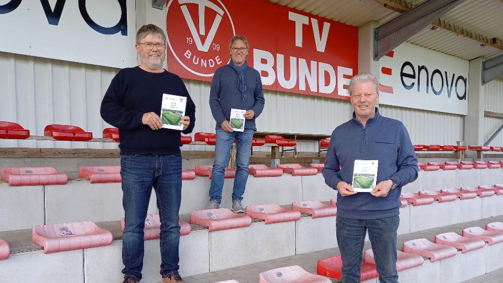 Wilhelm Timmer (1. Vorsitzender, von links) Andreas de Vries (2. Vorsitzender) und Reinhard Borchers (Geschäftsführer) haben das neue Vereinskonzept erarbeitet. Diesen Leitfaden halten sie als gedrucktes Heft in den Händen.  © Foto: Born