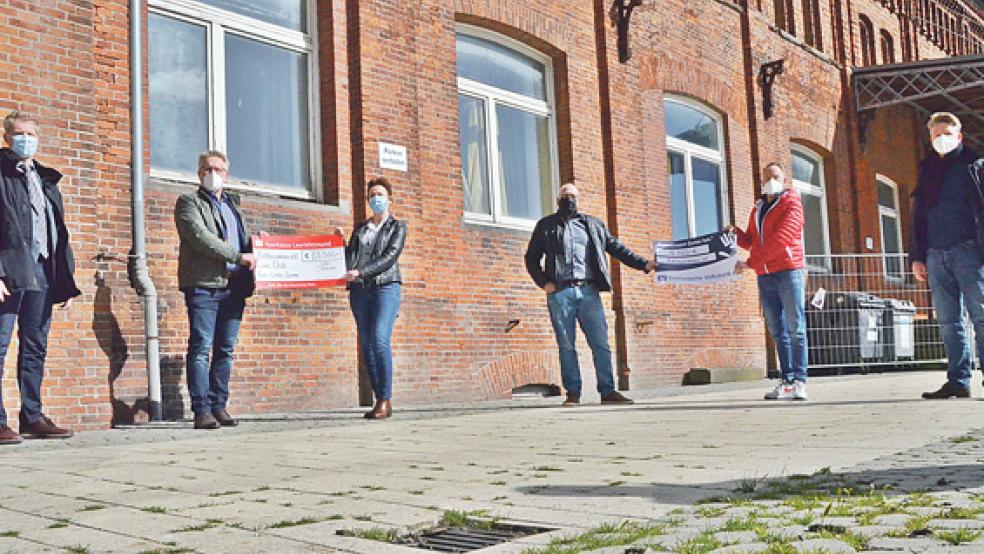Bei der Scheckübergabe (von links): Nano Janssen (Vize-Präsident Lions Ems-Leda-Jümme), Björn Holzgrabe (Präsident Lions Ems-Leda-Jümme) Matina Wiese (Zweite Vorsitzende des Zollhausvereins), Zollhaus-Betriebsleiter Daniel van Lengen, Dr. Thilo Grape (Präsident Lions Leer) und Christian Brahms (Vize-Präsident Lions Leer).  © Foto: Ammermann