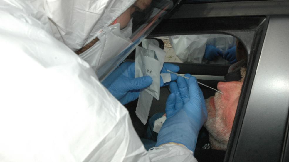 Kostenlose Corona-Schnelltests - wie hier beim DRK in Nüttermoor - werden für Niederländer, die aus triftigen Gründen nach Deutschland einreisen müssen, am Grenzübergang in Bunderneuland ermöglicht. © Foto: Szyska