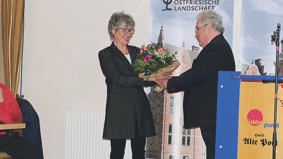 Verabschiedung in den Ruhestand: Landschaftspräsident Rico Mecklenburg bedankte sich bei der langjährigen RPZ-Leiterin Birgitta Kasper-Heuermann.  © Foto: Jürgens