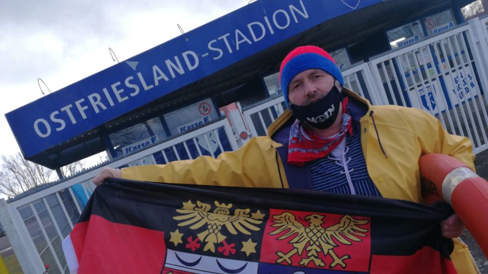 Kai Schoolmann organisiert ein »Länderspiel« zwischen der DDR und Ostfriesland im Emder Ostfrieslandstadion.  © Foto: privat