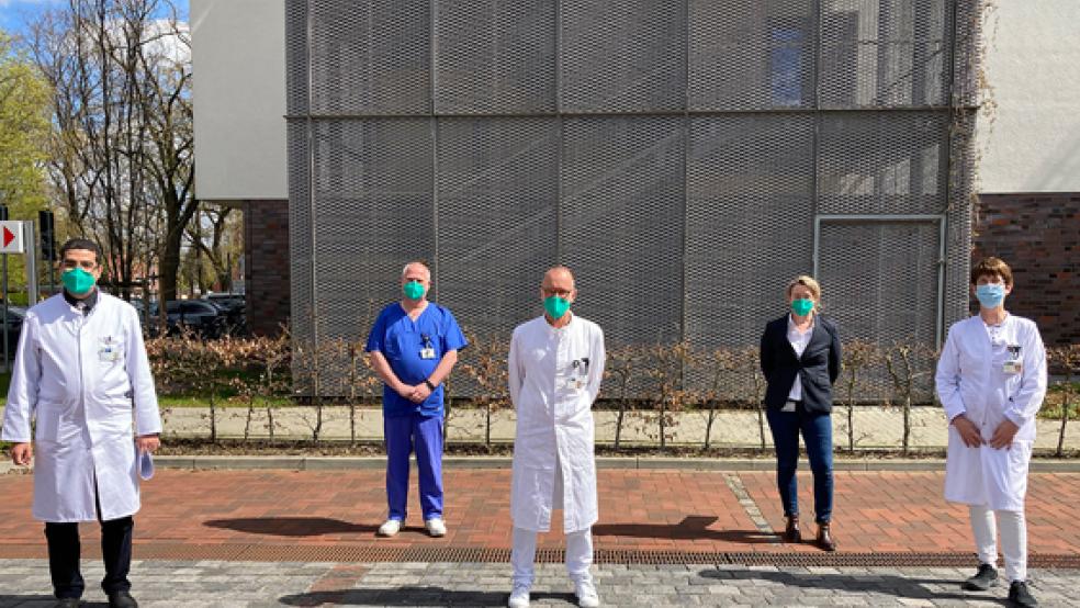 Wollen Patienten mit chronischen Schmerzen helfen (von links): Romany Azer (Oberarzt der Klinik für Anästhesie und Intensivmedizin), Stephan Scholz (Oberarzt der Klinik für Wirbelsäulenchirurgie), Professor Dr. Peter H. Tonner (Chefarzt der Klinik für Anästhesie und Intensivmedizin), Dr. Anke Petersen (Chefärztin der Klinik für Psychosomatische Medizin und Psychotherapie) und Professor Dr. Sylvia Kotterba (Chefärztin der Klinik für Geriatrie/Neurologie).  © Foto: Boelmann