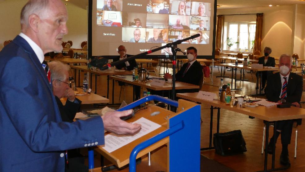 Digital hervorragend aufgestellt: Viel Lob für die Arbeit des RPZ gab es während der Landschaftsversammlung in Aurich-Middels vom Bildungsausschuss-Vorsitzenden Hermann Koenen (am Rednerpult).  © Foto: Jürgens