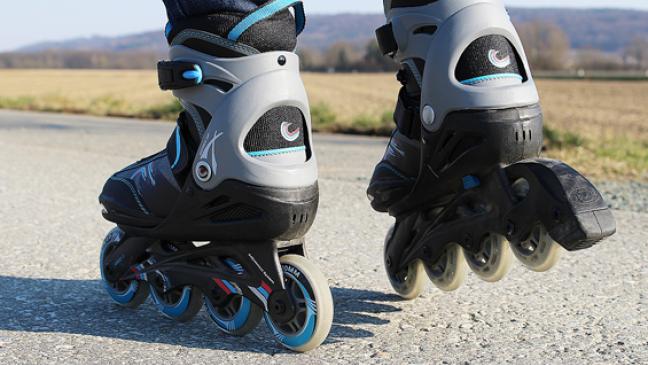 Skaterin von Rennrad erfasst