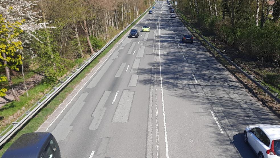 Die Fahrbahn des Leeraner Stadtrings im Verlauf der B 436 wird auf ganzer Länge zwischen der Emsbrücke und der Kreuzung Spier erneuert. Unser Foto zeigt den Blick von der Fußgängerbrücke beim Hallenbad in Richtung Kreuzung Spier. © Foto: Szyska