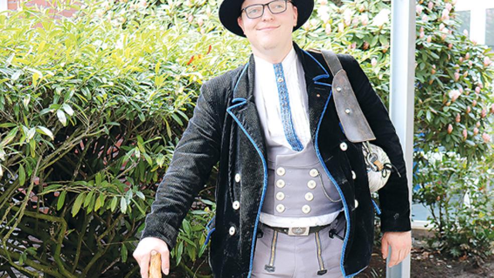 Mit Wanderstab und Bündel: Auf der Suche nach der nächsten Arbeit und einem Schlafplatz kam Phillip Matzke bei der Handwerkskammer in Aurich vorbei.  © Foto: Handwerkskammer für Ostfriesland (HWK)