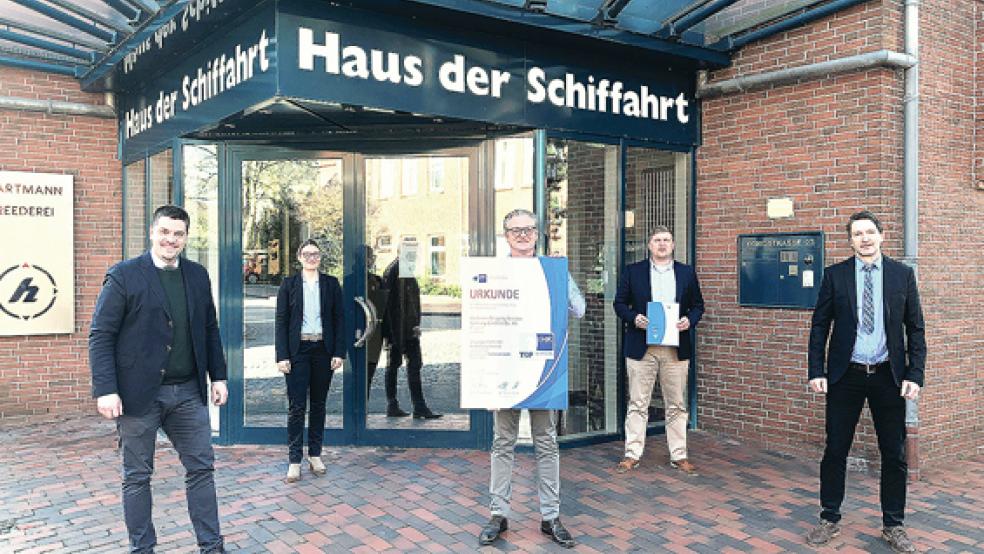 Auszeichnung: (von links) Timo Weise (IHK), Anne Borowski (IHK), Jan-Lars Kruse (Hartmann), Maik Escherhaus (Hartmann) und Günter Geerdes (Auditor) vor dem »Haus der Schiffahrt« in Leer.  © Foto: privat