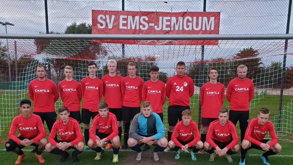 Die A-Jugend ermöglicht es der Fußballabteilung des SV Ems Jemgum eine 2. Herren aufzumachen. Sie wird trainiert von Gerd Bekker (links stehend) und Niclas Nagel (rechts stehend). Ganz rechts hockt Oscar Zechner, der bereits für die 1. Herren des BSV Bingum aktiv ist. Der Rest wird im Herrenbereich des SV Ems zum Einsatz kommen. Auf dem Foto fehlen noch: Leon Kaput, Hanno Woltermann, Jannik Smidt und Nils Eden.  © Foto: SV Ems Jemgum